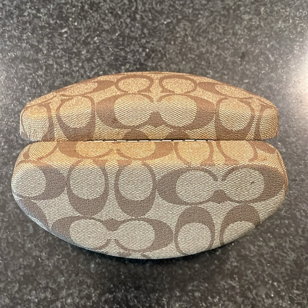 Coach: Signature “C” Hard Sunglass Case - Picture 4 of 8